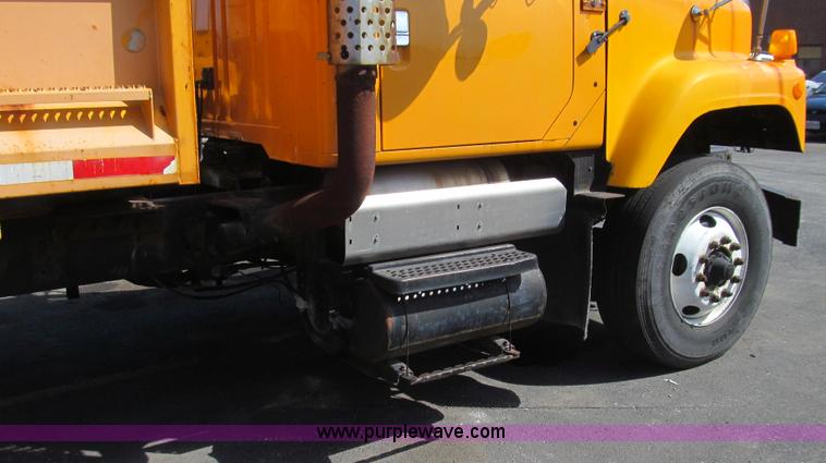 image for item E3864 2002 International 2554 dump truck
