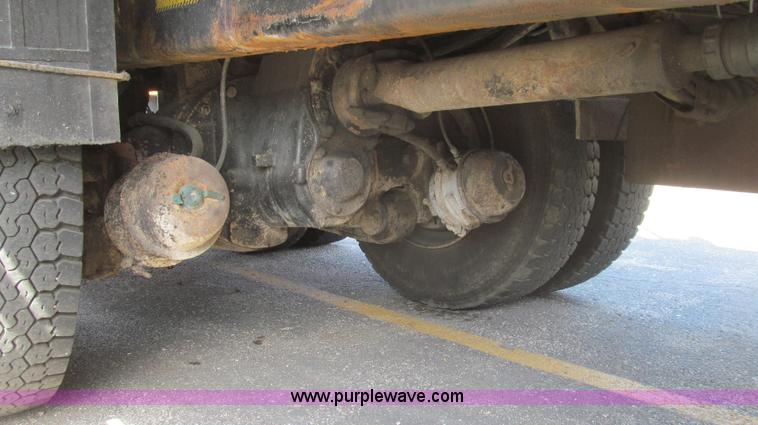 image for item E3864 2002 International 2554 dump truck