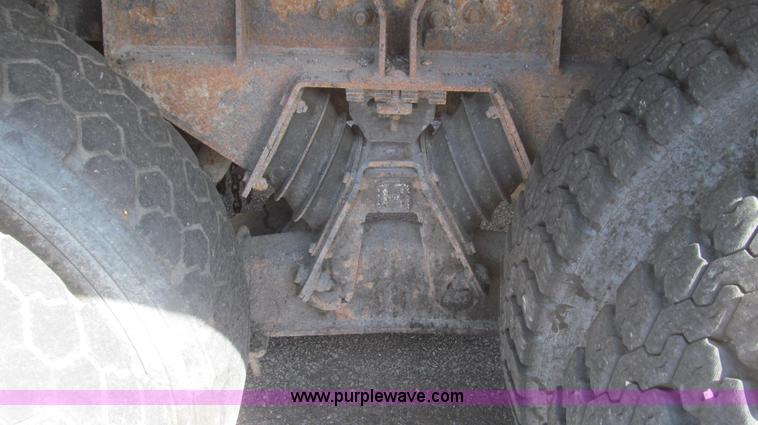 image for item E3864 2002 International 2554 dump truck