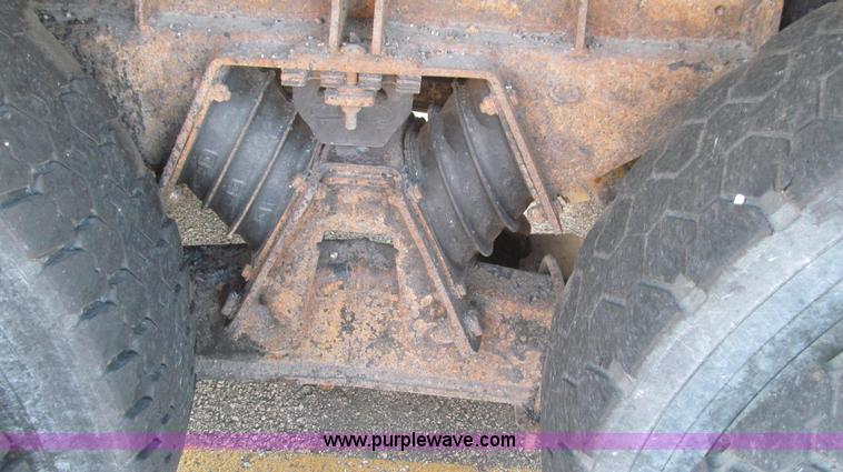 image for item E3864 2002 International 2554 dump truck