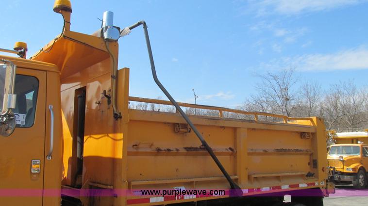 image for item E3864 2002 International 2554 dump truck
