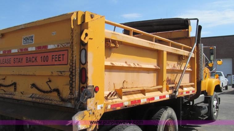 image for item E3864 2002 International 2554 dump truck