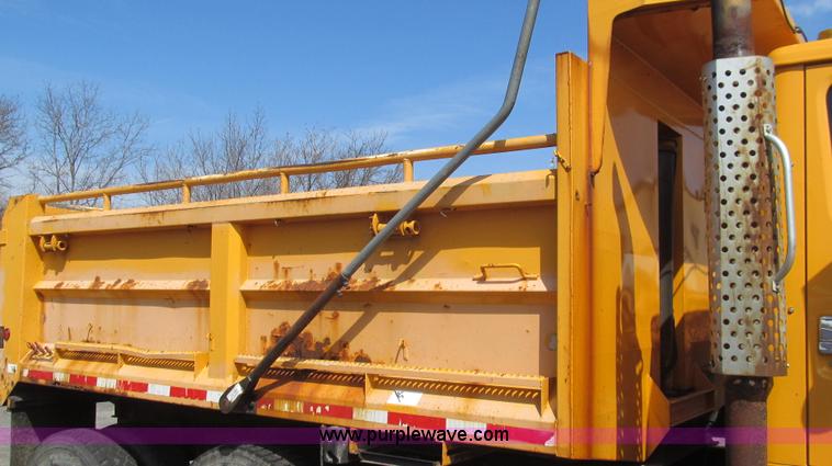 image for item E3864 2002 International 2554 dump truck