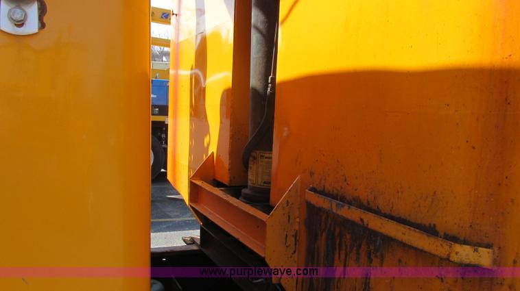 image for item E3864 2002 International 2554 dump truck