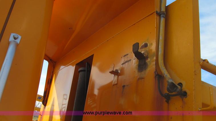 image for item E3864 2002 International 2554 dump truck