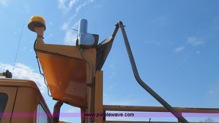 image for item E3864 2002 International 2554 dump truck