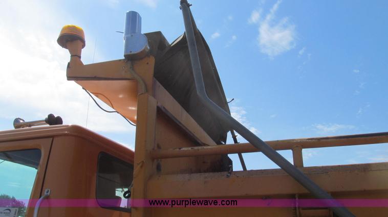 image for item E3864 2002 International 2554 dump truck