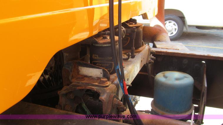 image for item E3864 2002 International 2554 dump truck