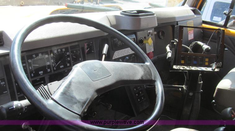 image for item E3864 2002 International 2554 dump truck