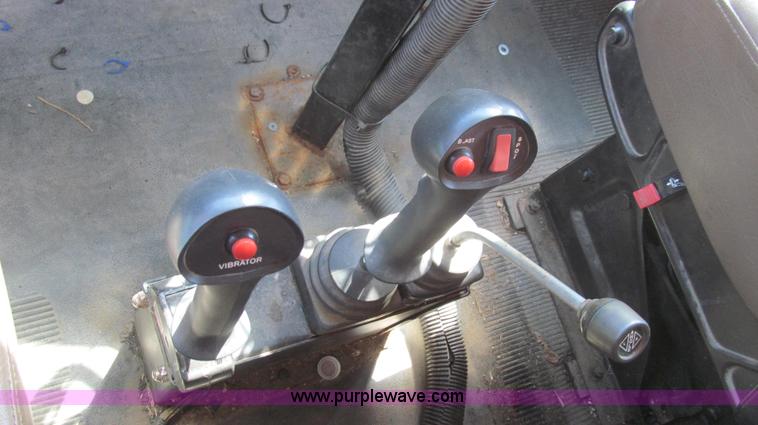 image for item E3864 2002 International 2554 dump truck