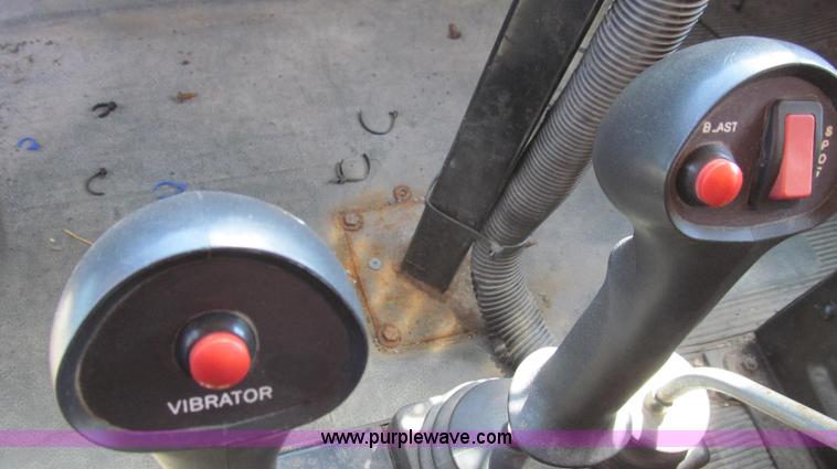 image for item E3864 2002 International 2554 dump truck