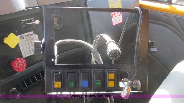 image for item E3864 2002 International 2554 dump truck