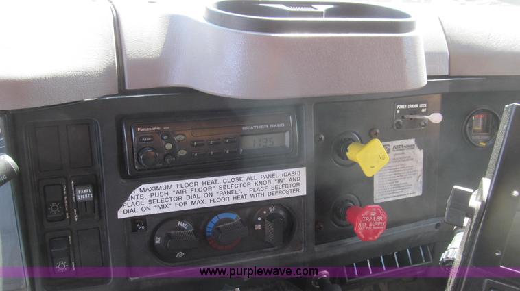 image for item E3864 2002 International 2554 dump truck