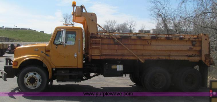 image for item E3865 1999 International 4900 dump truck