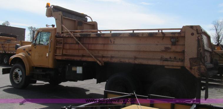 image for item E3865 1999 International 4900 dump truck