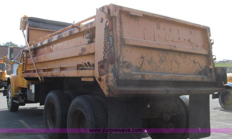 image for item E3865 1999 International 4900 dump truck