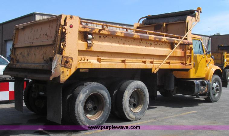 image for item E3865 1999 International 4900 dump truck