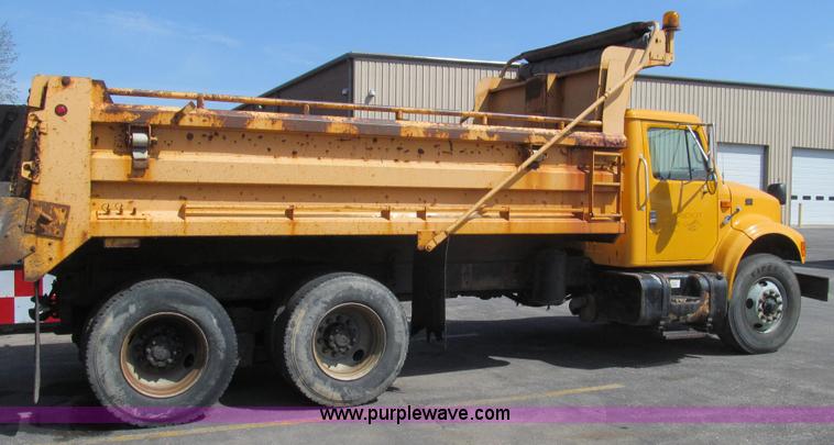 image for item E3865 1999 International 4900 dump truck