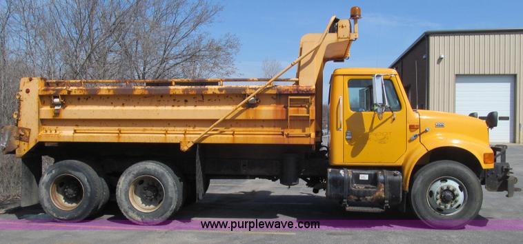 image for item E3865 1999 International 4900 dump truck