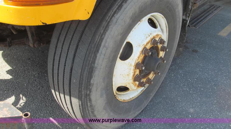 image for item E3865 1999 International 4900 dump truck