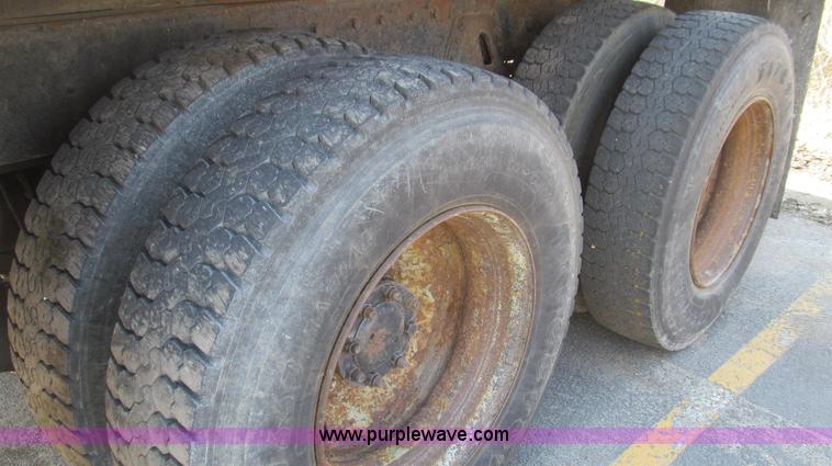 image for item E3865 1999 International 4900 dump truck