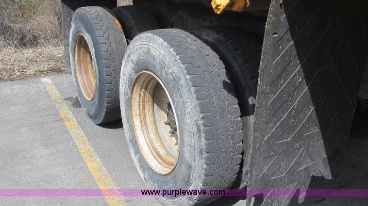 image for item E3865 1999 International 4900 dump truck