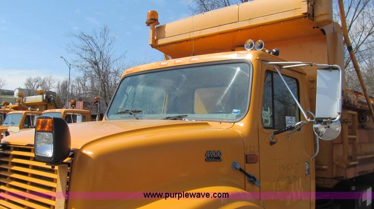image for item E3865 1999 International 4900 dump truck