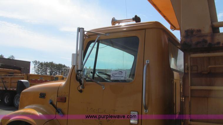 image for item E3865 1999 International 4900 dump truck