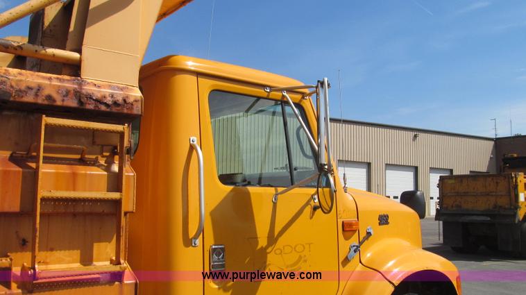 image for item E3865 1999 International 4900 dump truck