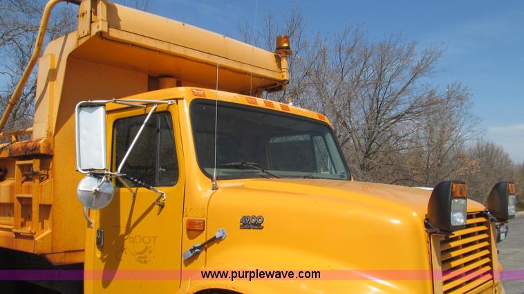 image for item E3865 1999 International 4900 dump truck