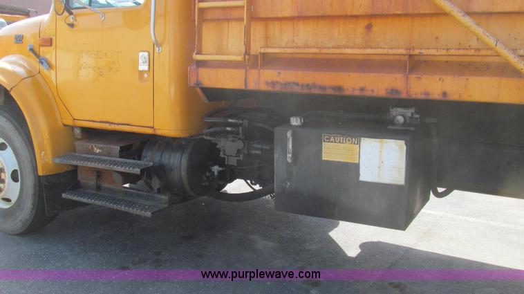 image for item E3865 1999 International 4900 dump truck