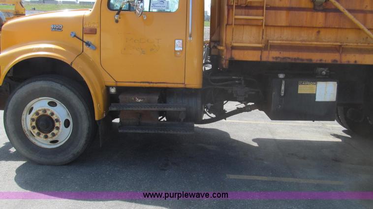 image for item E3865 1999 International 4900 dump truck