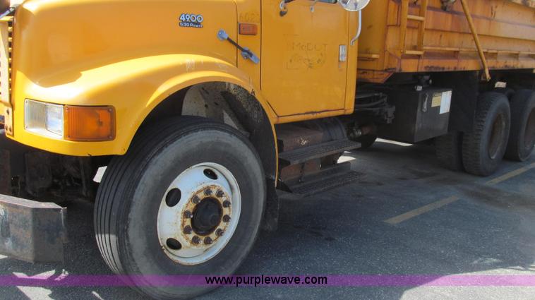 image for item E3865 1999 International 4900 dump truck