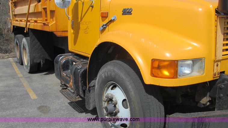 image for item E3865 1999 International 4900 dump truck