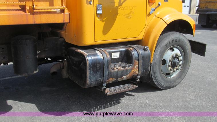 image for item E3865 1999 International 4900 dump truck