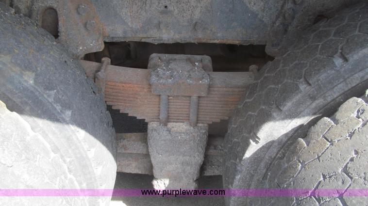 image for item E3865 1999 International 4900 dump truck