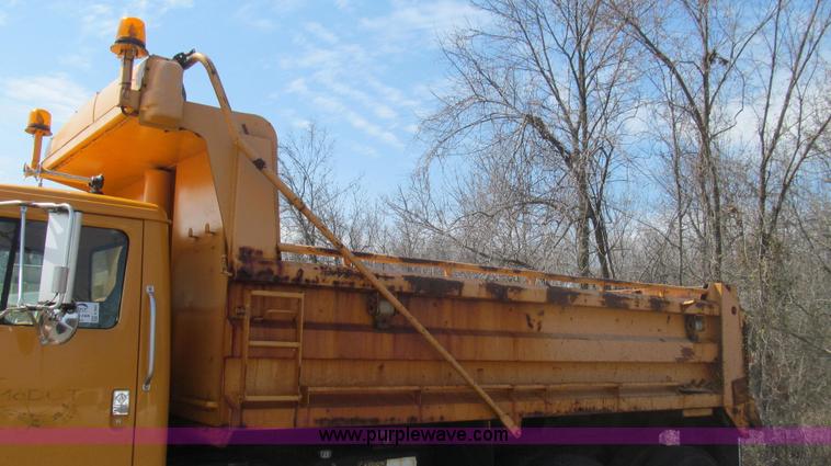 image for item E3865 1999 International 4900 dump truck