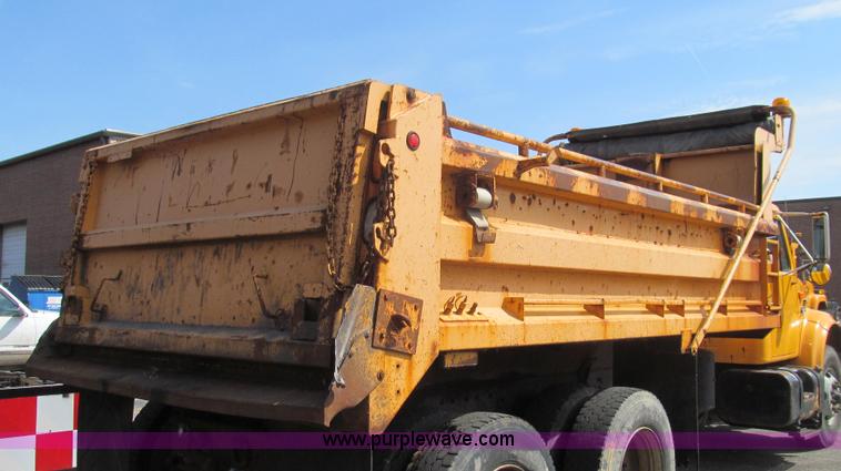 image for item E3865 1999 International 4900 dump truck