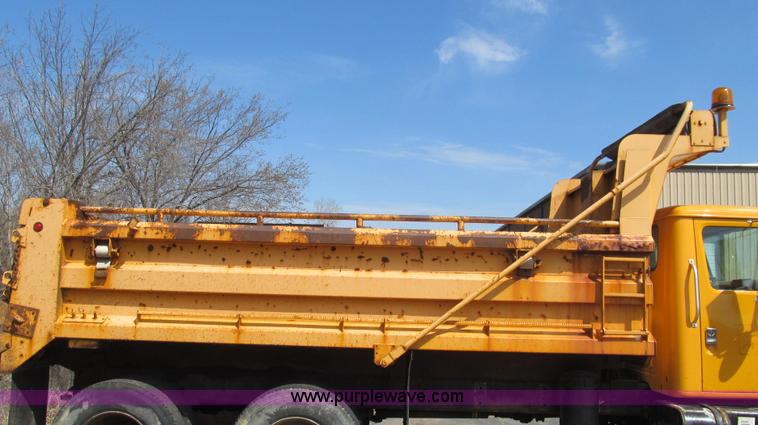 image for item E3865 1999 International 4900 dump truck