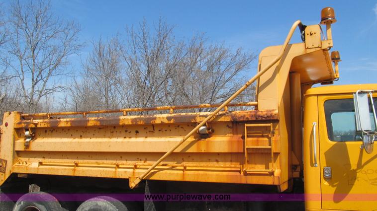 image for item E3865 1999 International 4900 dump truck