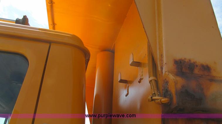 image for item E3865 1999 International 4900 dump truck