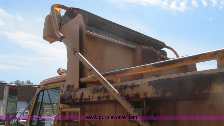 image for item E3865 1999 International 4900 dump truck