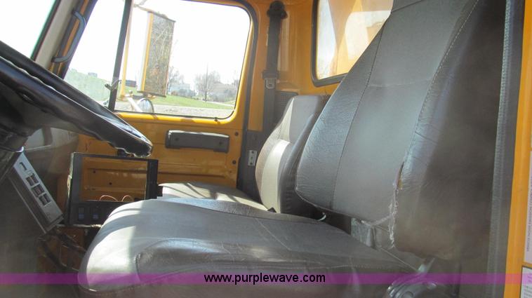 image for item E3865 1999 International 4900 dump truck