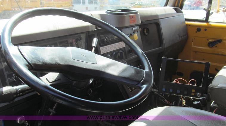 image for item E3865 1999 International 4900 dump truck