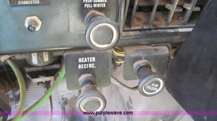 image for item E3865 1999 International 4900 dump truck