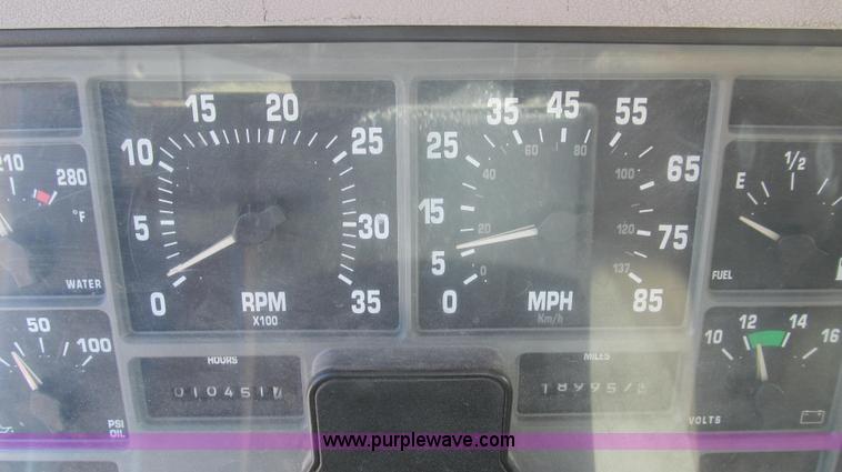 image for item E3865 1999 International 4900 dump truck