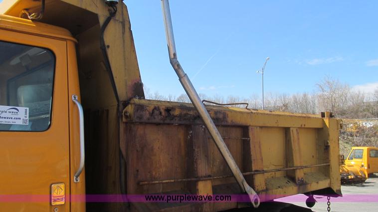 image for item E3866 1997 International 4900 CrewCab dump truck