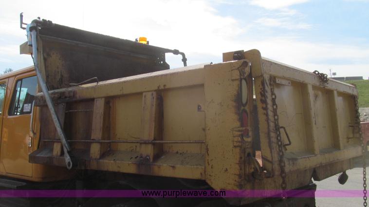 image for item E3866 1997 International 4900 CrewCab dump truck
