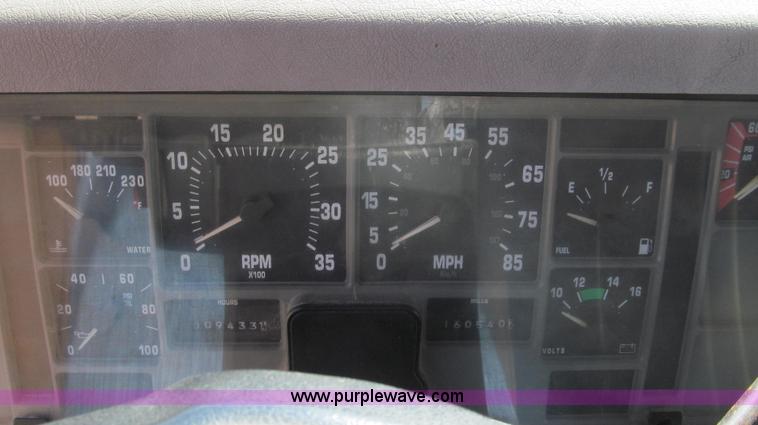 image for item E3866 1997 International 4900 CrewCab dump truck