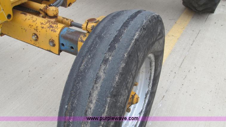 image for item E3871 1992 Ford 4630 tractor